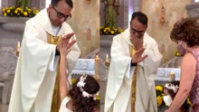 女孩接受牧师祷告洗礼，一个动作让全场笑喷