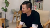 设计师现场敲石材 考察施工材料的坚实程度