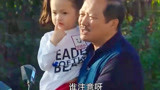 乡村爱情：赵四开电动车差点撞到抱孩子的谢广坤