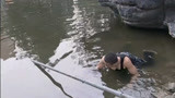 魔幻手机16：王天霸想跳湖自杀，水太浅被小妹妹说不能游泳