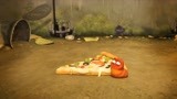 爆笑虫子：小红发现美味披萨，不料一眨眼披萨就不翼而飞了！