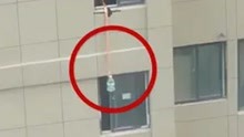 惊险！郑州男子15楼窗外拉水绳子断裂，水桶径直砸落单元门前