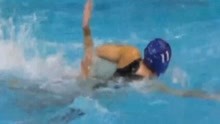 女子水球小组赛 日本选手直接压在中国选手身上往前游