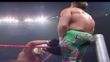 WWE：葛瑞罗可太惨了，被卡在围绳上，捂着裆部动不了