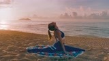 鲨口逃生：美女戴耳机在沙滩练瑜伽，谁想海啸来袭，差点命丧当场