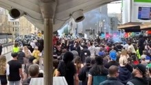澳大利亚多地爆发反疫情封锁抗议 警察喷胡椒水催泪弹阻止