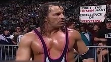 WWE:魔鬼斯汀刚上场，把哈特直接吓走了，竟然和观众聊天去了