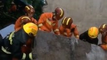 四川泸州6.0级地震 消防徒手挪砖1小时救出50岁老人