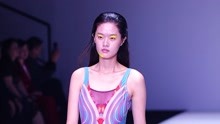 模特展示中国传统文化元素连体泳装，有点像刘雯