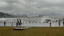 [图]辽宁连续发布暴雨红色预警 海边狂风呼啸，激起数米高巨浪