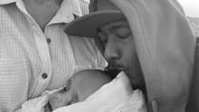 尼克·卡农5个月小儿子因脑癌去世 一家三口最后合照曝光