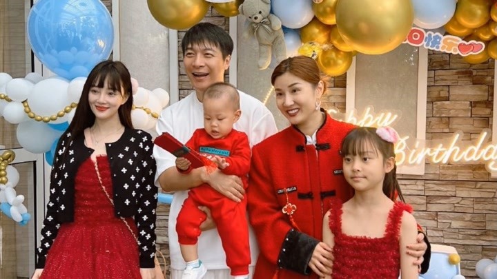 李小璐带甜馨现身好友聚会，母女穿同款红色短裙，看上去宛如姐妹