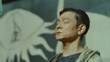 人潮汹涌：虎落平阳被犬欺，刘德华走路被车甩一脸水，太惨了！
