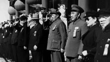 1950年国庆阅兵，毛主席站在天安门城楼，向战士们招手致意！