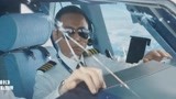 中国机长：高空上飞机挡风玻璃破裂，副机长半身挂窗外