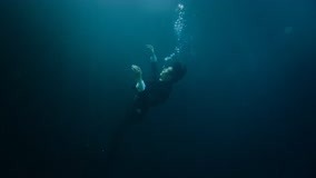 Mira lo último EP 21 Xing Cheng Jumps into the Sea sub español doblaje en chino