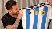 梅西终于收到三星阿根廷球衣 笑得合不拢嘴