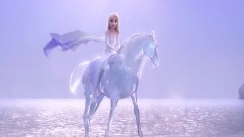 冰雪奇缘2:艾莎霸气驯服冰晶马,再见安娜这一幕,被她惊艳到了
