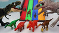 可爱恐龙玩具和彩虹滑梯