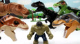 恐龙玩具碰到绿色巨人玩具