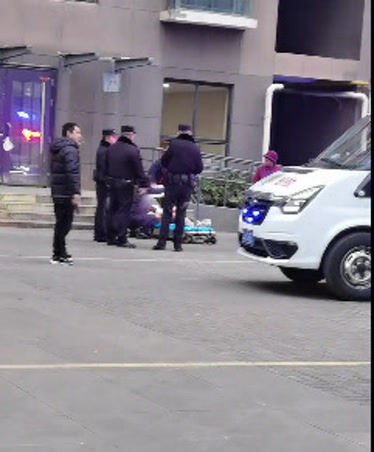 昆明一小區發生砍人事件,當地:一90後女子被砍傷,警方