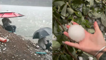 贵州突降暴雨冰雹比鸡蛋还大：有人淡定撑伞垂钓，店铺积水成河