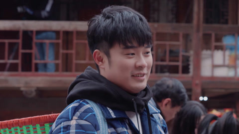 幕后：陈赫万妮达逛集市 陈赫兜里没钱但蜜汁自信