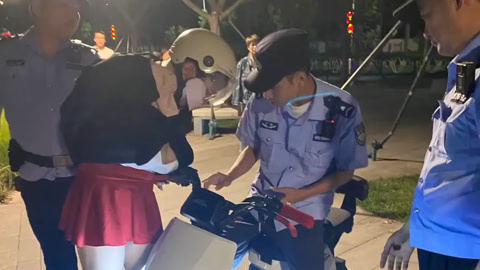 小孩 厕所 偷拍 人类迷惑行为》第20241030期人类迷惑行为：男子穿硅胶胸衣，男扮女装，进女厕所偷拍被抓-搞笑-完整版视频在线观看-爱奇艺
