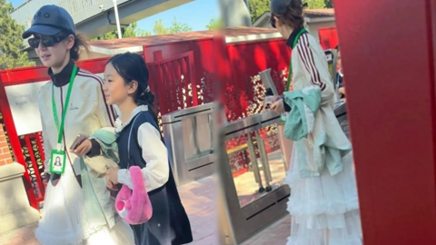 線上看 戚薇接女兒放學被偶遇，10歲Lucky長腿搶鏡，和媽媽共用一張臉 (2025) 帶字幕 中文配音，國語版